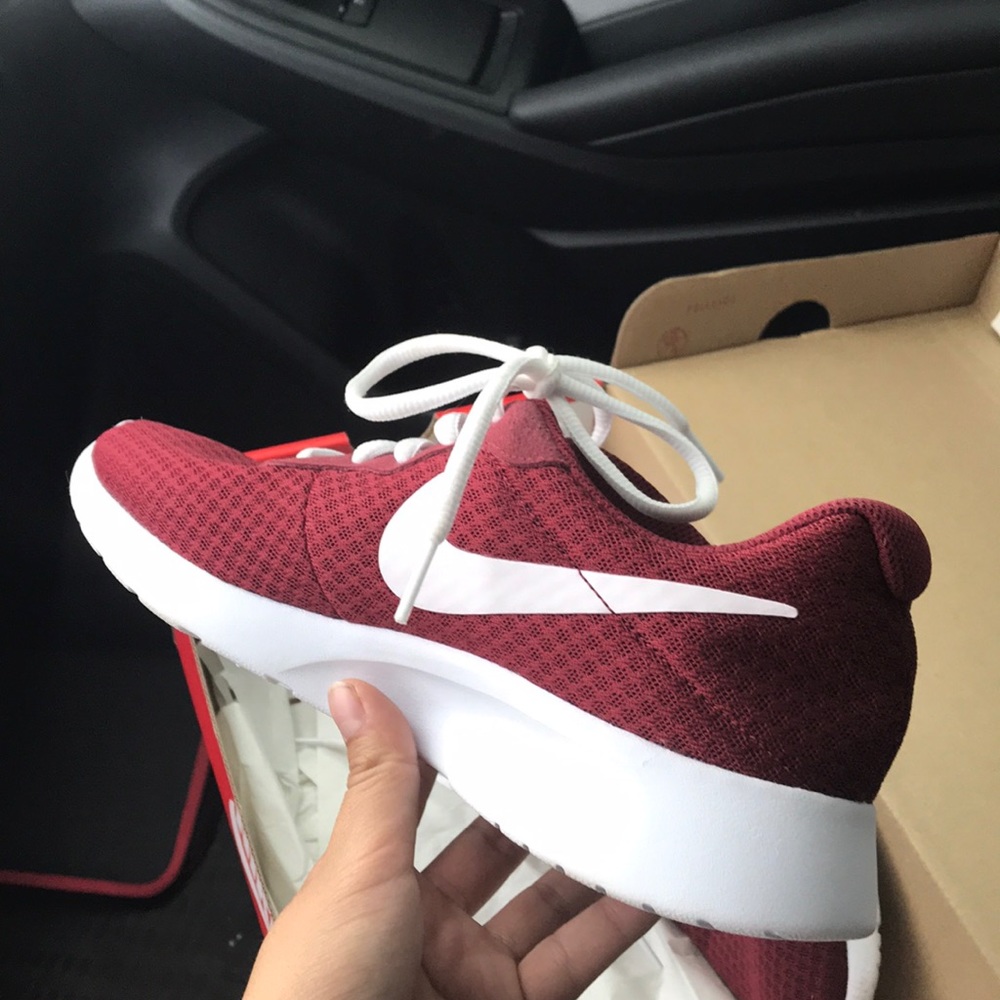 TanJun Nike running shoes maroon